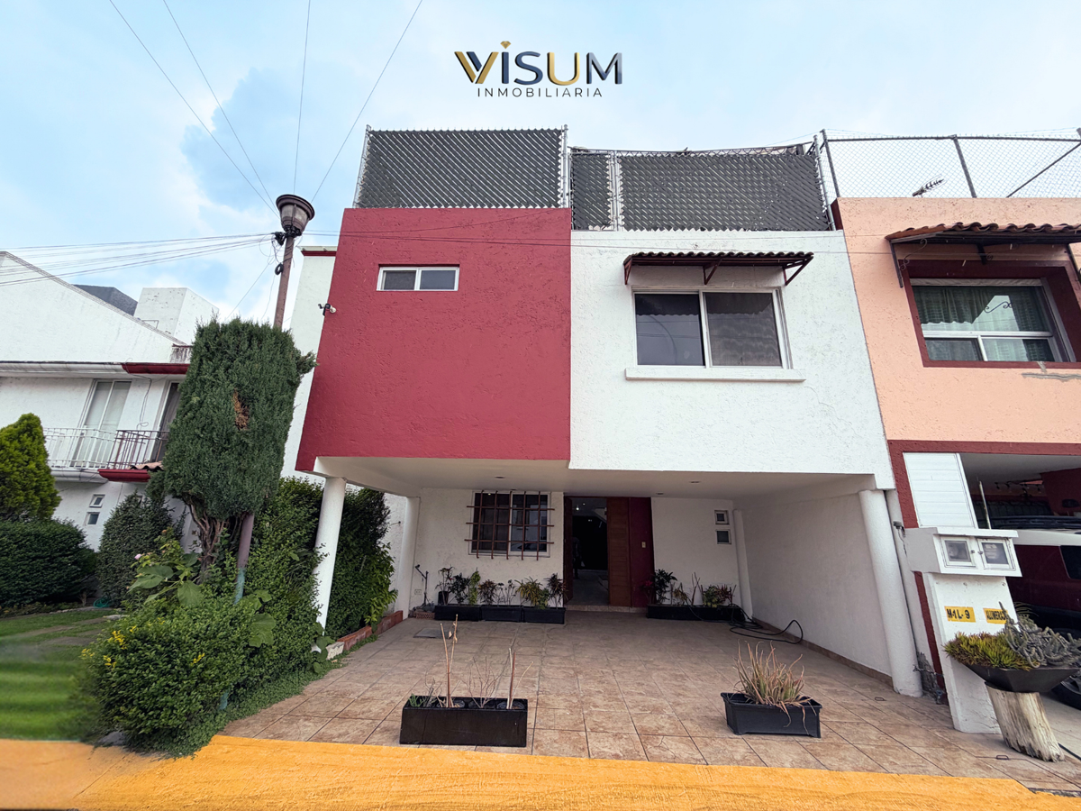 Casa frente a la UVM